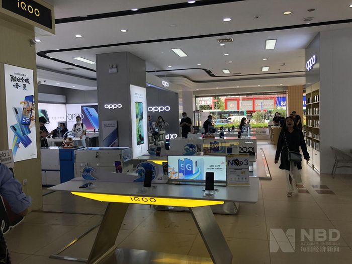 云南昆明市一家综合型手机卖场 每经记者 王晶 摄