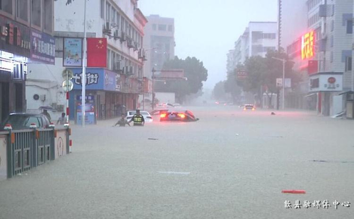 7月7日，歙县街头的洪水&nbsp;图据歙县融媒体中心