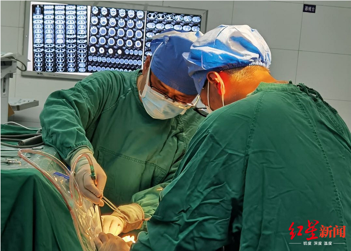 医生为伤者做手术