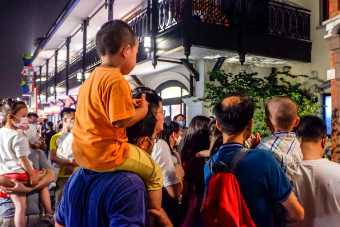 围观小姐姐演奏的市民