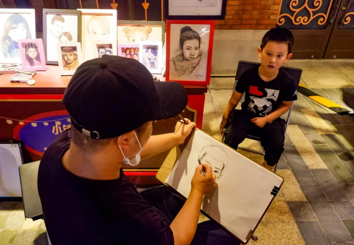 现场人像素描，80元一张