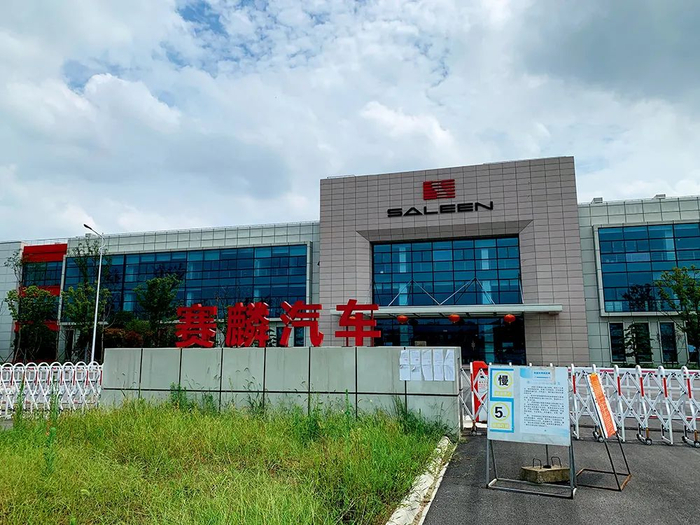  赛麟汽车工厂如今人去楼空，厂区保安拒绝外人进入。摄影/本刊记者 胥大伟