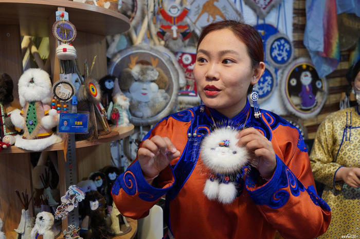 艾吉玛向记者介绍她手中的“太阳姑娘”