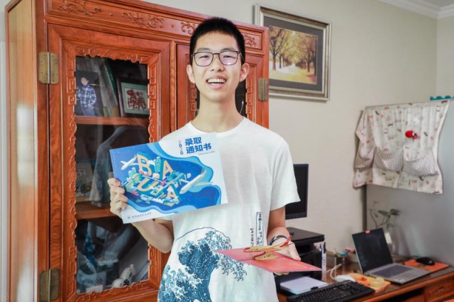 北京市强基计划考生许多成为2020年第一位收到北航本科录取通知书的同学