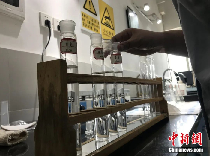 “品水师”工作中。吕杨 摄