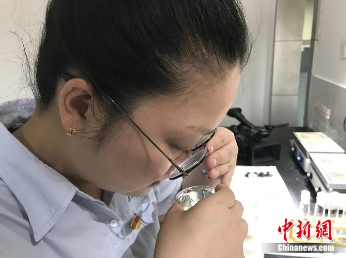 王兰英“品水”中。吕杨 摄