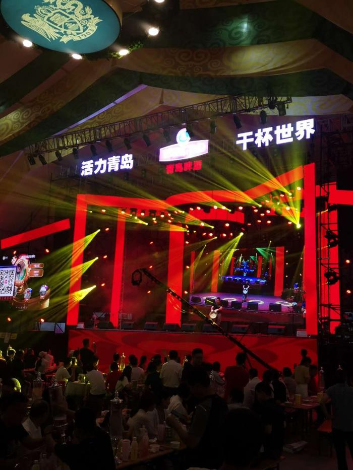青岛啤酒节大棚现场 图片来源：文静