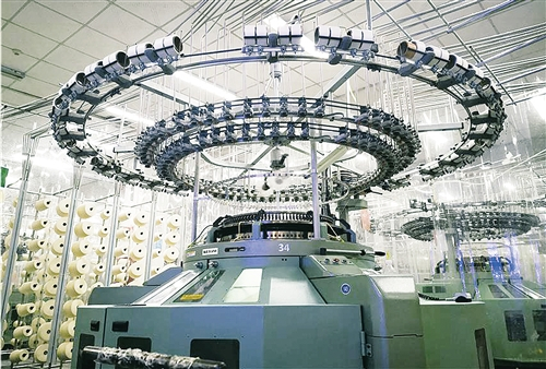  图为即发集团贵华针织有限公司智能织造生产车间内景。本报记者 刘 成摄