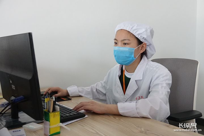 河北御芝林药业“扶贫车间”员工杜雅旭。长城网记者 刘延丽 摄