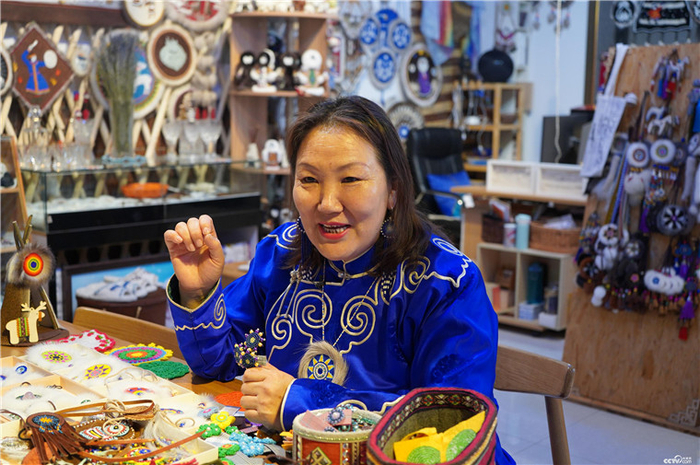 乌仁与记者分享她的创业故事