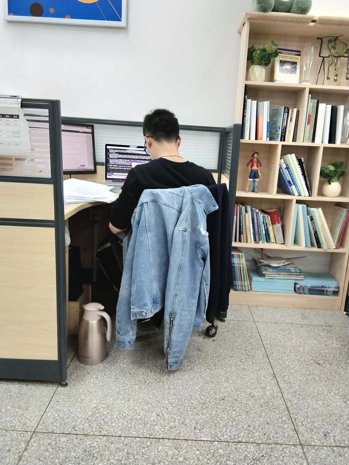 实验室中的刘大一恒