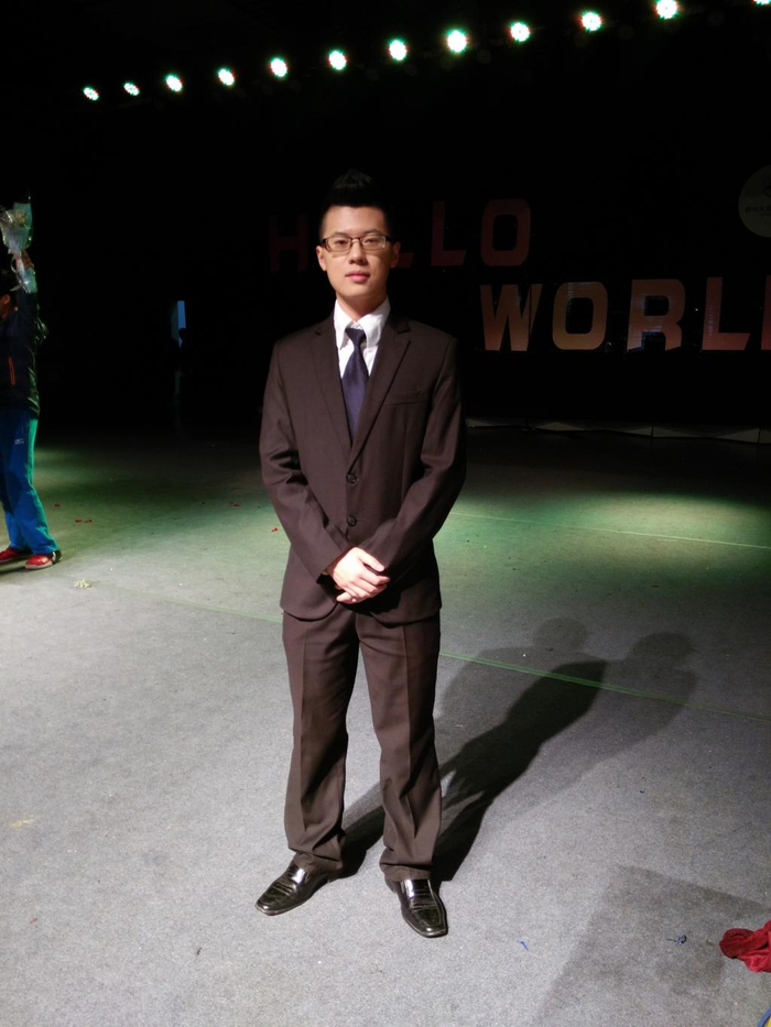 本科期间刘大一恒作为学院学生会副主席参加迎新晚会