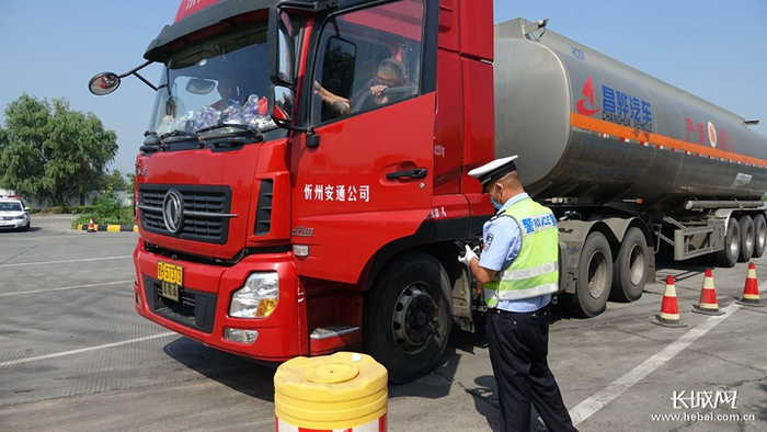 资料图 高速交警铜冶大队民警查验危化品运输车辆驾驶人相关证件