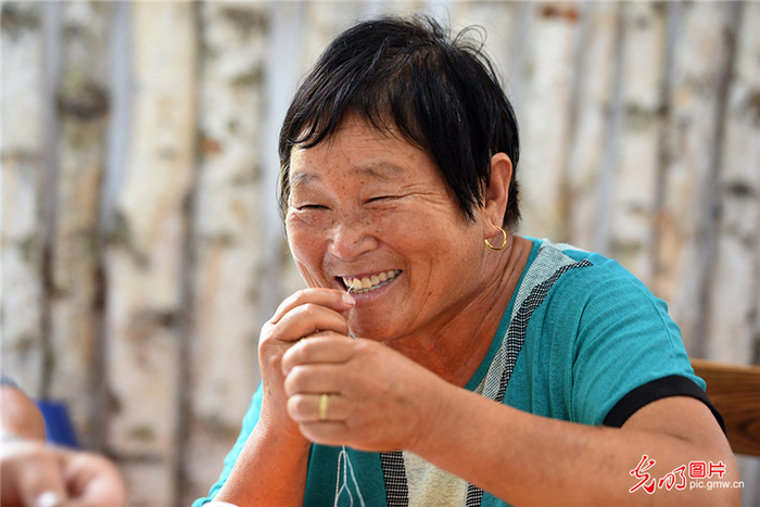 “我们现在身体健康，啥也不缺，这就是小康生活。”（潘迪摄/光明图片）
