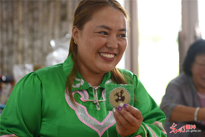 图为8月3日，王迎丽在制作太阳花。（潘迪摄/光明图片）