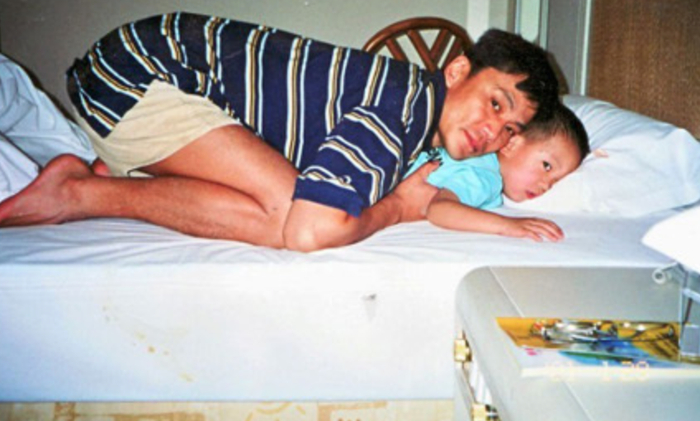 ·李国庆和儿子小时候的照片。