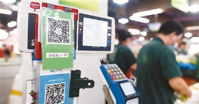 浙江省杭州市骆家庄农贸市场一个摊位上的多种支付渠道提示。新华社记者 韩传号摄