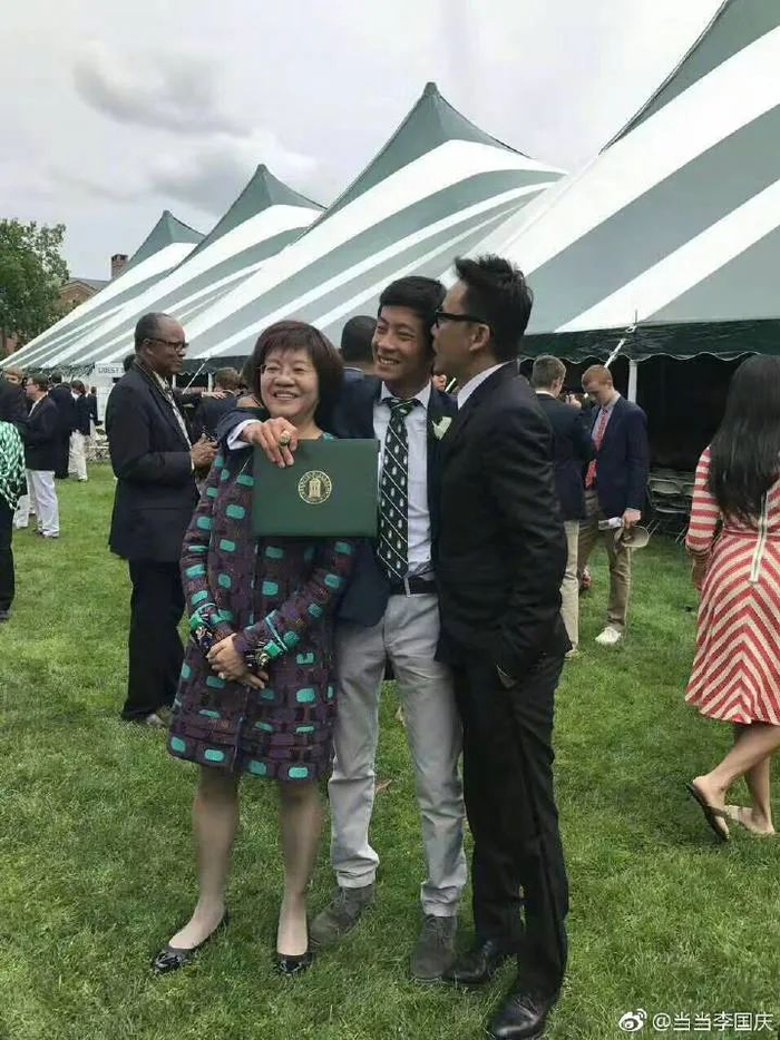 ·青青高中毕业时，一家三口其乐融融的照片。