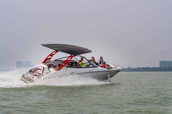 （体验者在湖中飞驰,感受心跳的悦动）