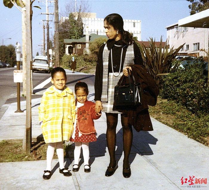 ▲哈里斯姐妹和母亲，图据《ABC新闻》