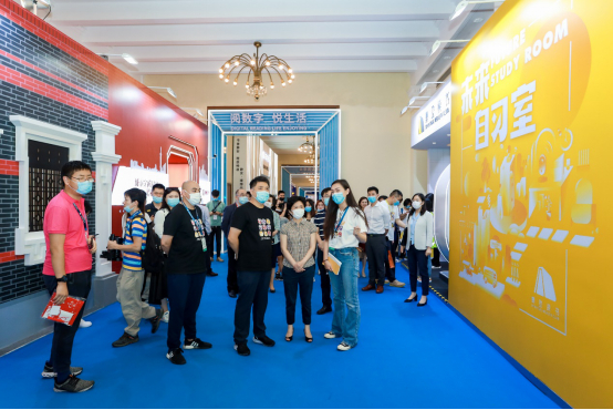 　　樊登陪同相关领导参观未来自习室
