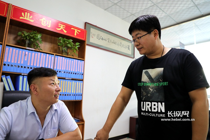 李彦军在和安平县昊宇创新创业孵化园负责人王涛交谈。长城网记者 张艺萌 摄