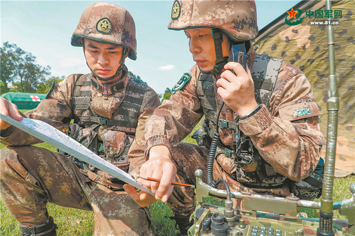 演练中，张强（右）与各卫勤组长明确战场救护所位置。黄远利摄