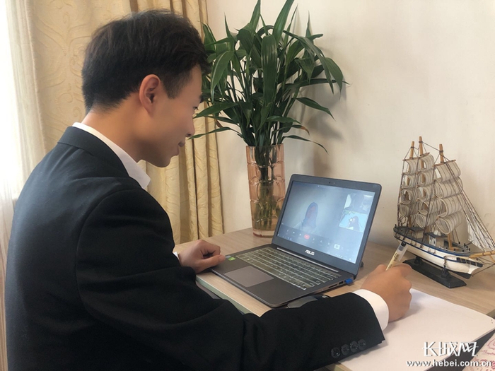 疫情期间，河北省应届毕业生在参加线上招聘。