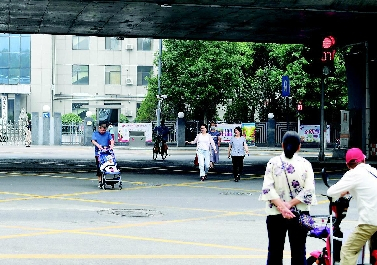 南内环街行人横穿马路。
