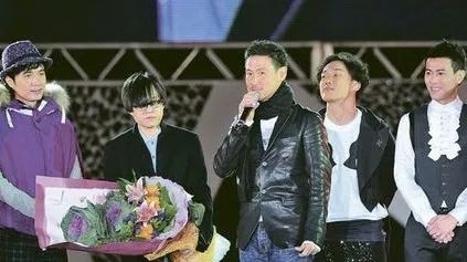  ·2009年金针奖颁奖现场，张学友（中）带头感谢林夕（左二）。