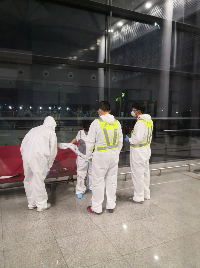 ↑国航工作人员正在照顾一名孕妇乘客。张保 摄