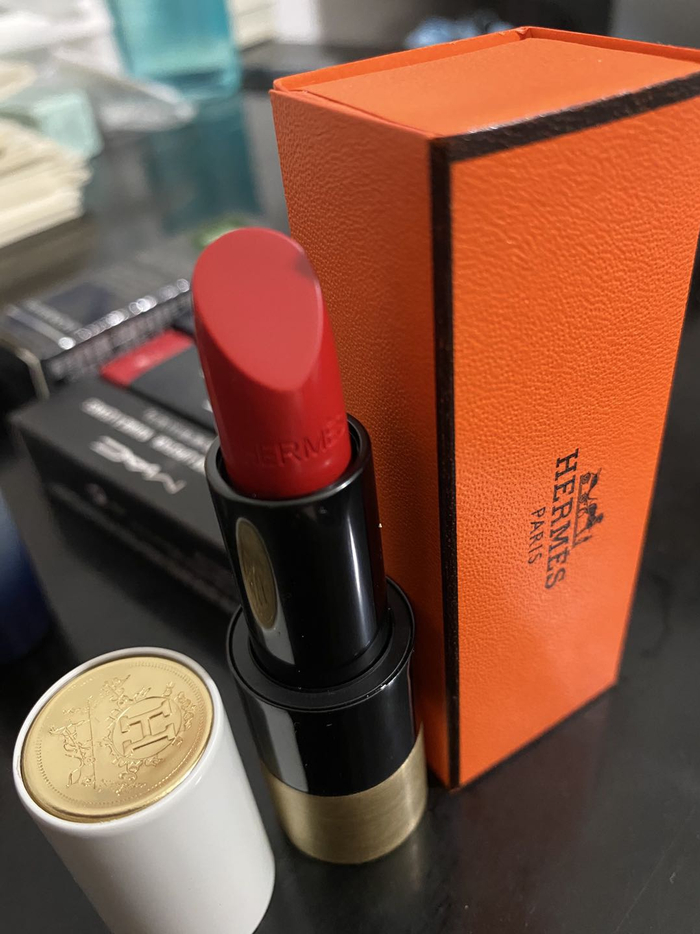 制假者做出的爱马仕口红，这些口红成本从几毛钱到5元钱不等。