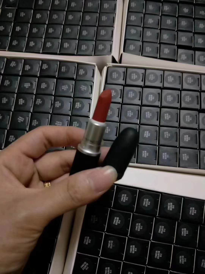 一名自称“货”来自汕头潮南区的微商向记者展示自己仿制的口红做工细节。