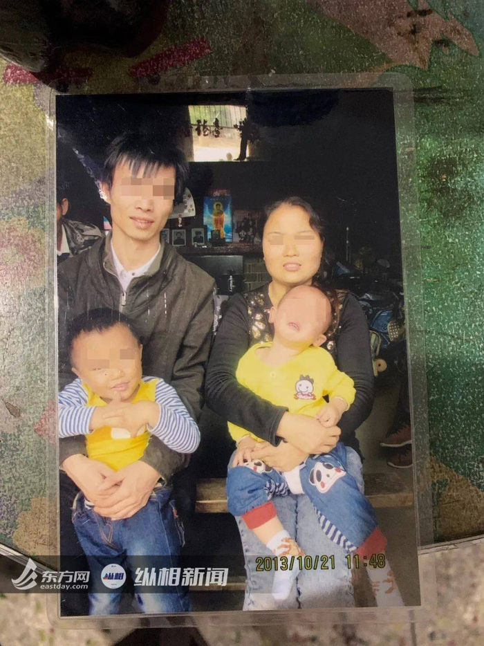 左下的孩子为康康，右下的孩子为被卖掉的二儿子。