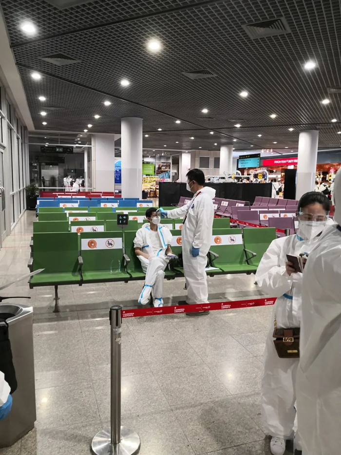 ↑刘晓峰站长正在给体温稍高的乘客重新测温。 张保 摄