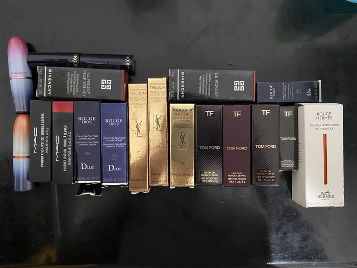 记者收到的各类样货，涵盖MAC、Dior、YSL、雅诗兰黛、纪梵希、兰蔻、爱马仕、TF等品牌热销款口红，正品价格从近200元到400多元不等。