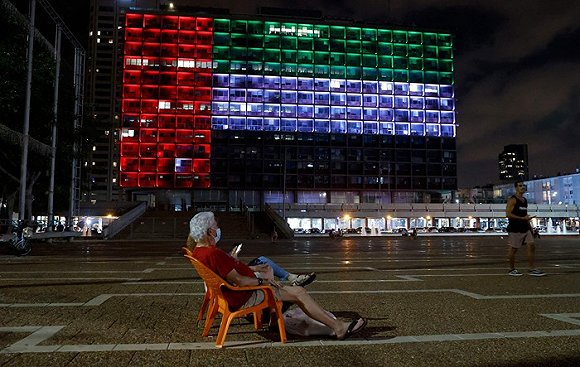 2020年8月13日，以色列特拉维夫，以色列市政厅点亮阿拉伯联合酋长国国旗颜色。图片来源：视觉中国