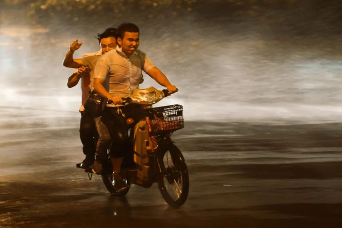 ▲ 2020年8月，福建厦门，与台风斗争的归路人。摄影/王火炎