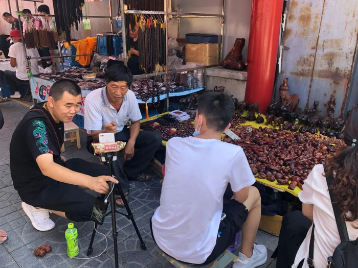 直播中的文玩摊位。摄影/胡克非