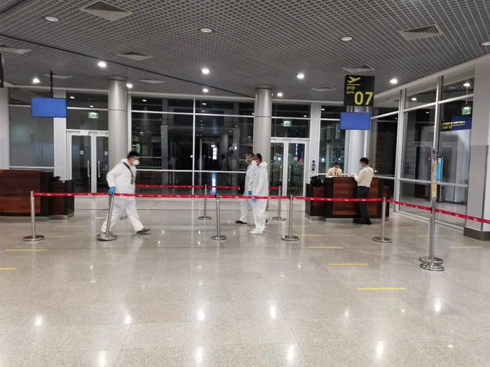 ↑国航工作人员早早就前往机场做好准备。张保 摄