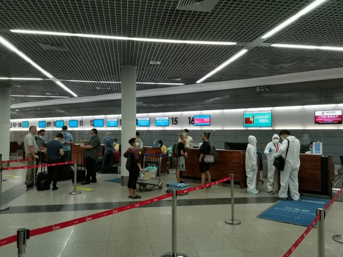 ↑国航工作人员正在协助值机。张保 摄