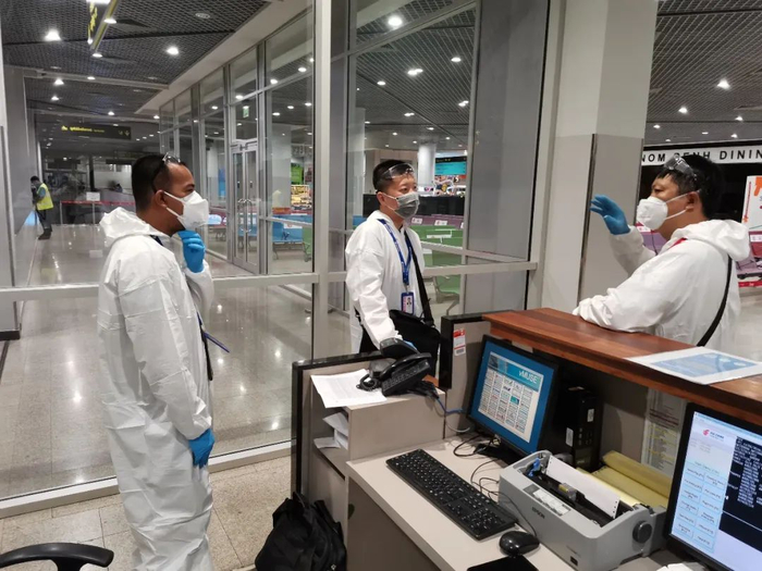 ↑国航工作人员正在商量工作细节。张保 摄