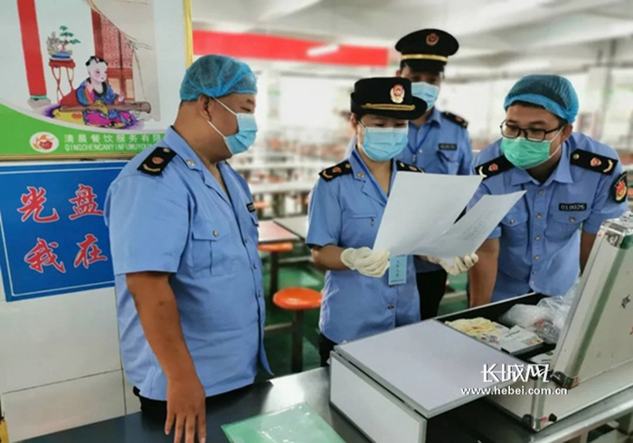 保定市市场监管局工作人员正在检查学校食堂食品。河北省市场监管局供图