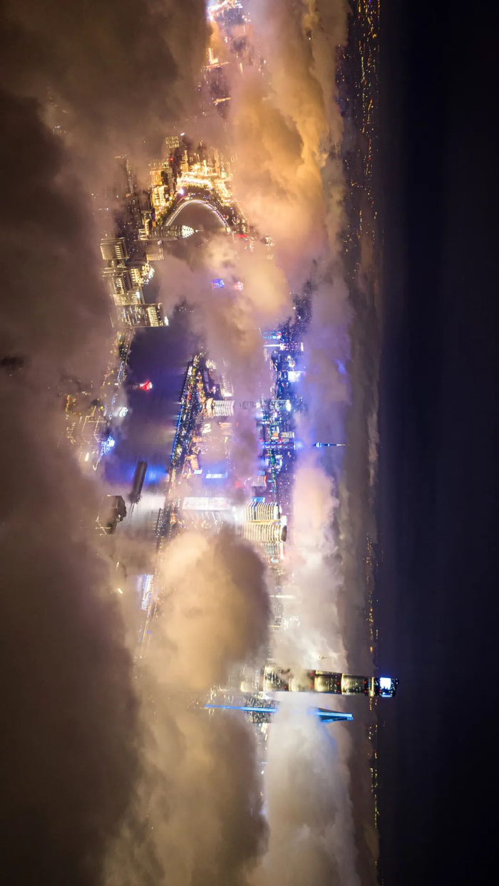 ▲ 2020年8月10日，台风来临前，上海陆家嘴金融区乌云密布。摄影/刘一村