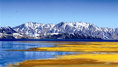 雪山之下的冬格措纳湖 李友崇摄