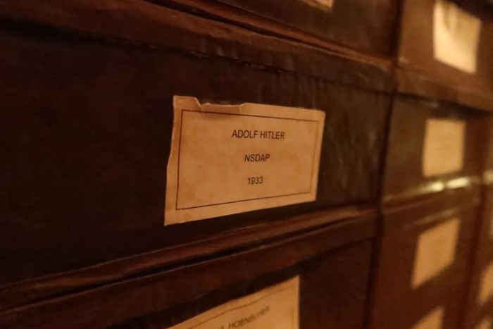 这是在德国议会大厦拍摄的写有希特勒姓名条的小铁盒。新华社记者任珂摄