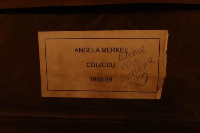 这是在德国议会大厦拍摄的写有默克尔姓名条的小铁盒。新华社记者任珂摄