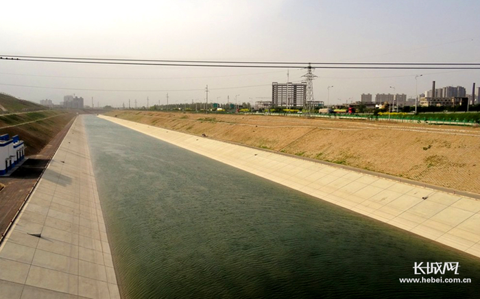 民心河、南水北调、石津灌渠的河岸。