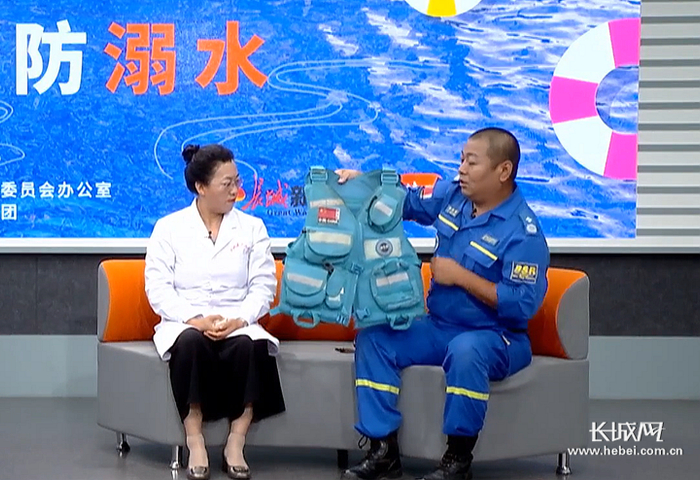 李冉峰展示急救装备。