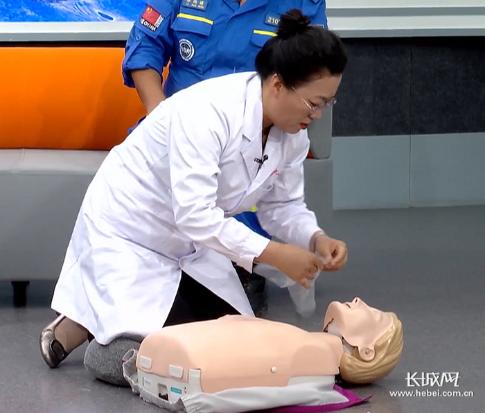 李彩霞做急救演示。